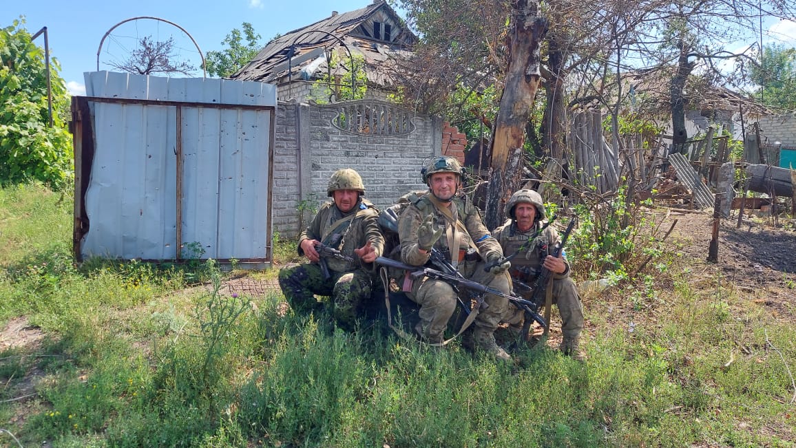 У ті три доби «Мойсея» (на фото — в центрі) підтримували побратими на псевдо «Кореш» (ліворуч) та «Фунтік» (праворуч). Фото надав автор